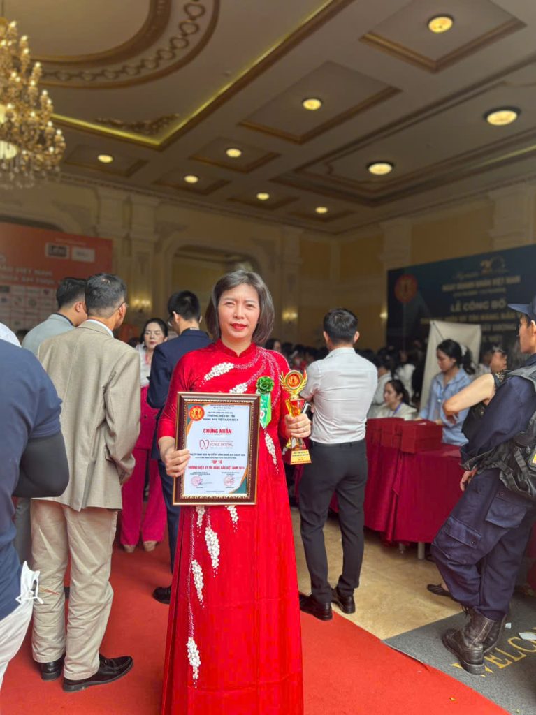 Bác sĩ Lê Thị Yến trong lễ trao giải thưởng Top 10 thương hiệu uy tín