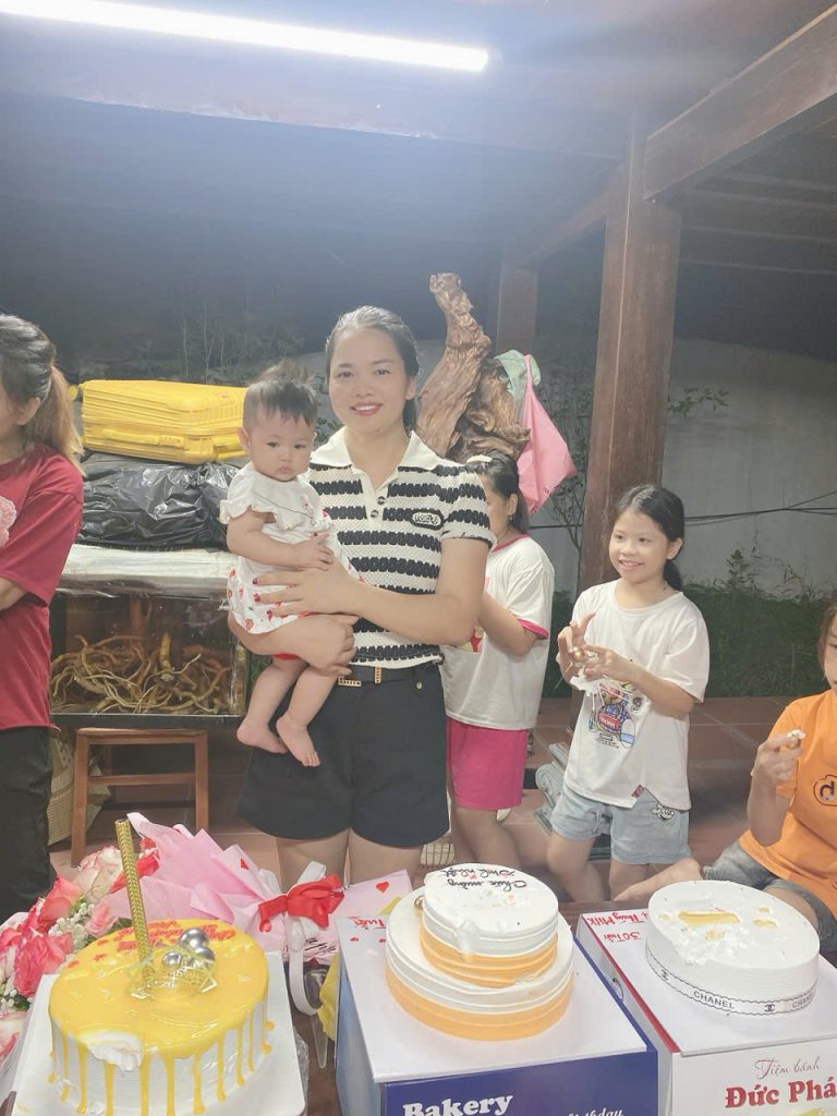 Thuý Nguyễn và con