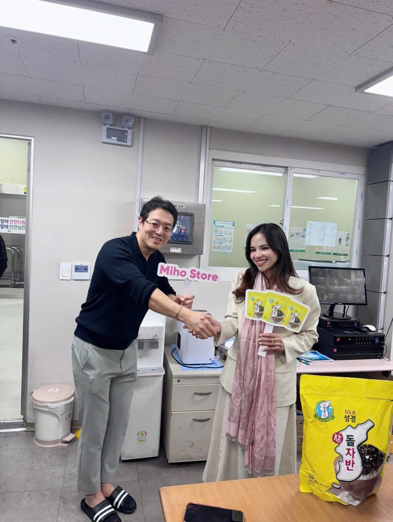 Anna Nguyễn làm việc với đối tác tại Hàn Quốc.