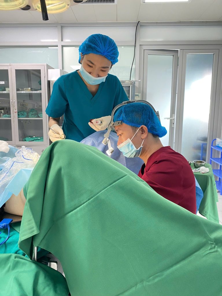 Bác sĩ Tuấn Dương và ekip